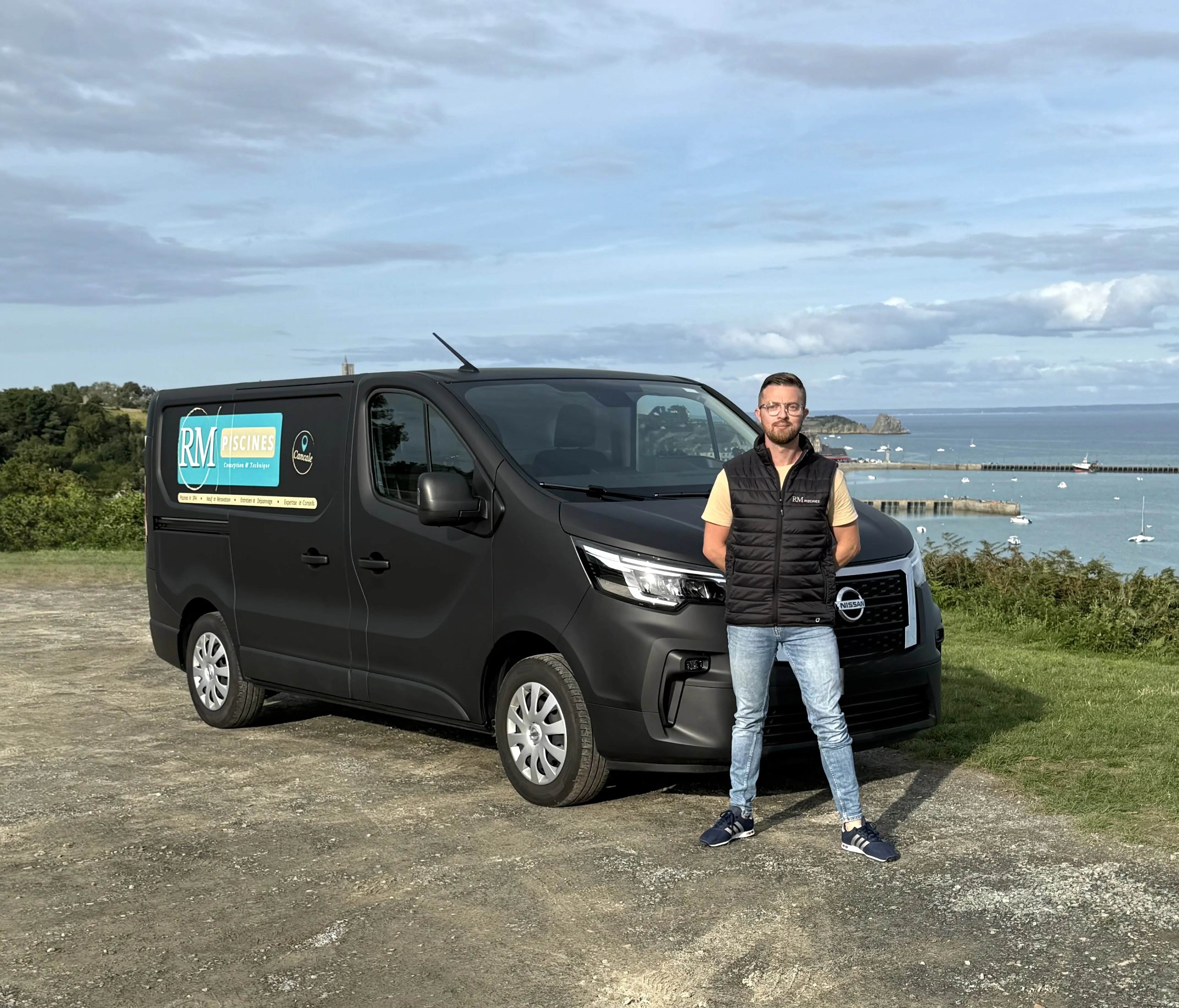 Camion RM Piscines et Mathieu Rondin, créateur et installateur de piscines et spas